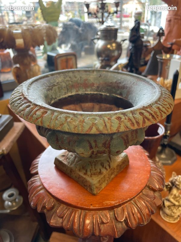 Rare petit vase / urne Chambord en fonte de style Médicis
