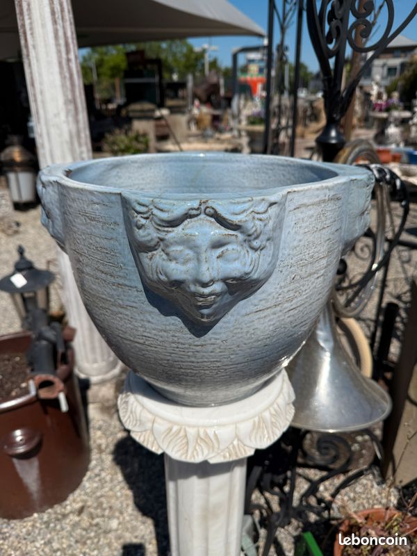 Beau pot / cache pot en poterie émaillé orné de visages