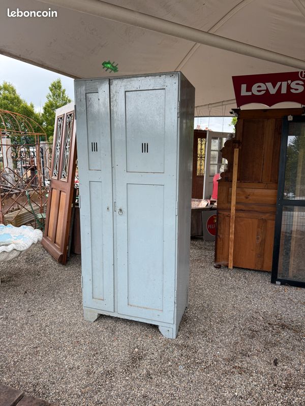 Ancien vestiaire / cassier en bois transformé en armoire de rangement. Art industriel populaire
