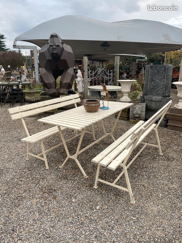 Joli ensemble d'une table de jardin avec ses deux bancs. Salon de jardin / Art populaire