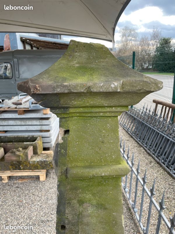 Poteau / Pilier sculptée en pierre naturelle de grés