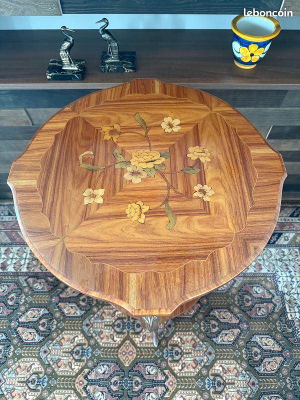 Table d'appoint / guéridon en bois, marqueterie et bronze à décor des fleurs et feuilles