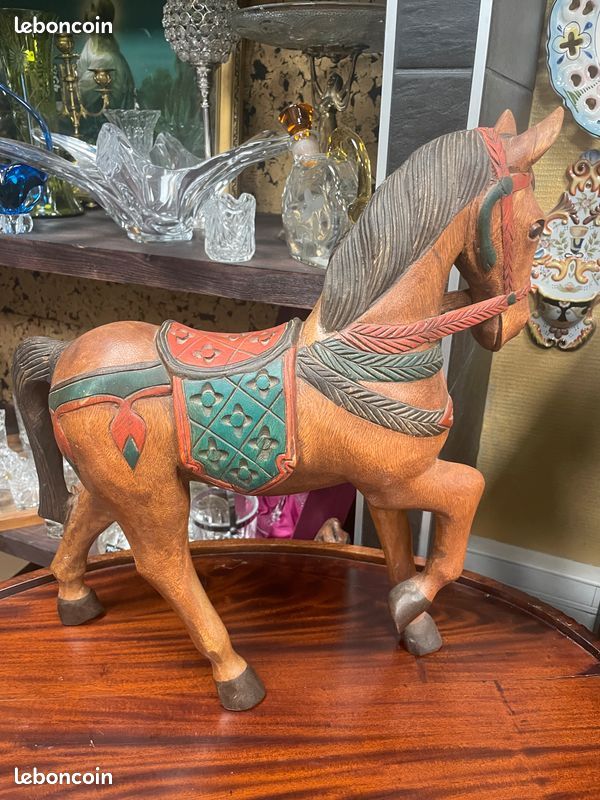Statue / sculpture d'un cheval polychrome en bois massif