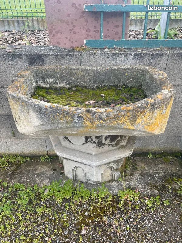 Très ancienne fontaine murale en pierre naturelle. Ancien évier d'extérieur sur pied