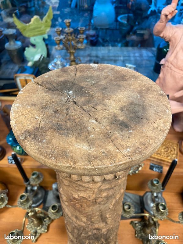 Ancienne colonne en bois sculpté richement décoré