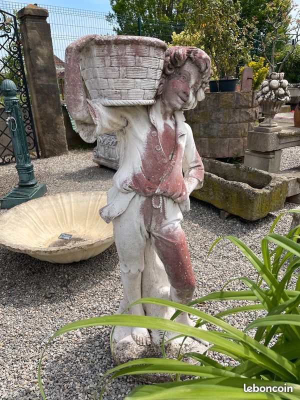 Statue art classique baroque garçon paysan avec pot de fleurs en pierre reconstituée