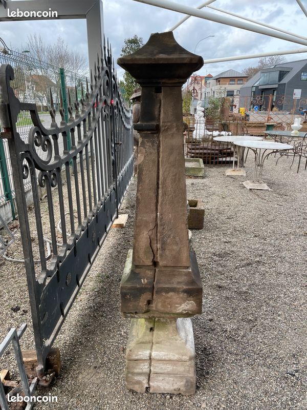 Poteau / Pilier sculptée en pierre naturelle de grés