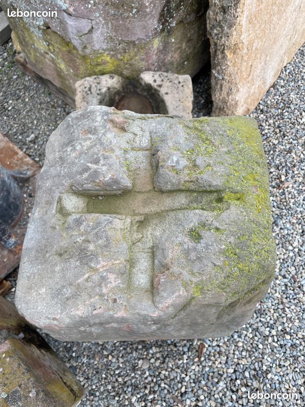Ancienne borne de ville avec l'armoirie, des initiales et autres sculptées en pierre naturelle