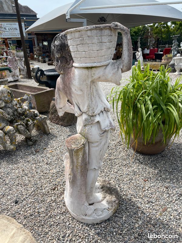 Statue art classique baroque garçon paysan avec pot de fleurs en pierre reconstituée