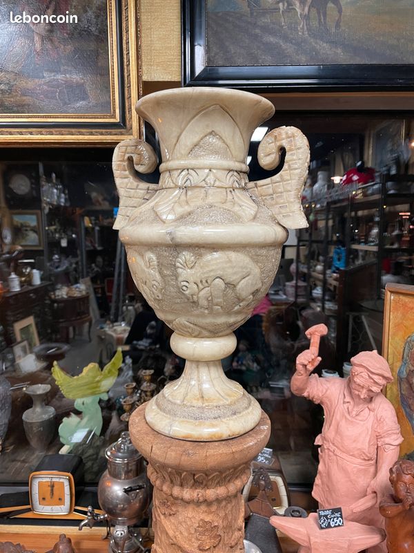 Vase pot en albâtre richement décoré