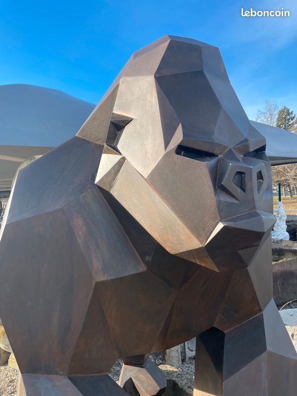Imposante et unique statue / sculpture d'une Gorille en métal