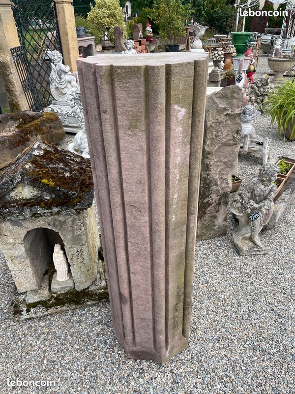 Colonne monolithe sculptée et moulurée à décors cannelé en pierre naturelle de grés