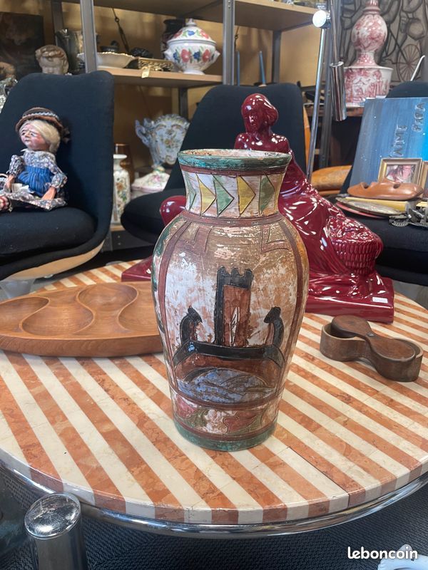Vase en terre cuite vernissée à décor gravé dans le style Médiéval. 3 / 235