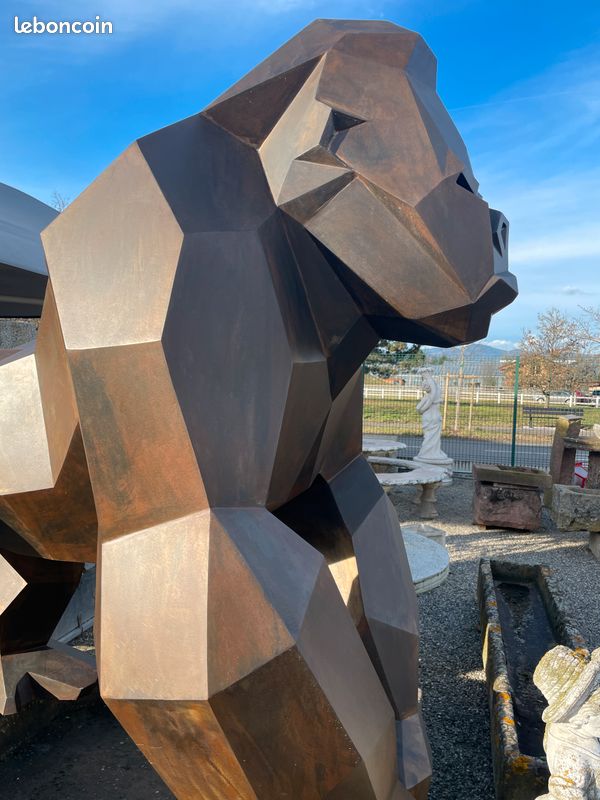 Imposante et unique statue / sculpture d'une Gorille en métal