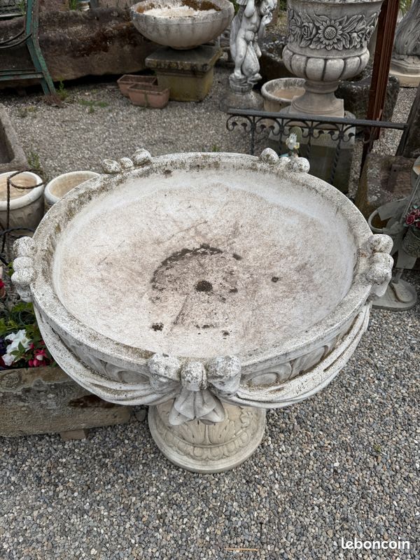 Vasque / coupe sur pied à décor des noeuds et drapées