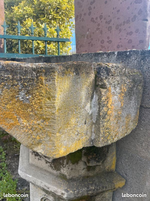 Très ancienne fontaine murale en pierre naturelle. Ancien évier d'extérieur sur pied