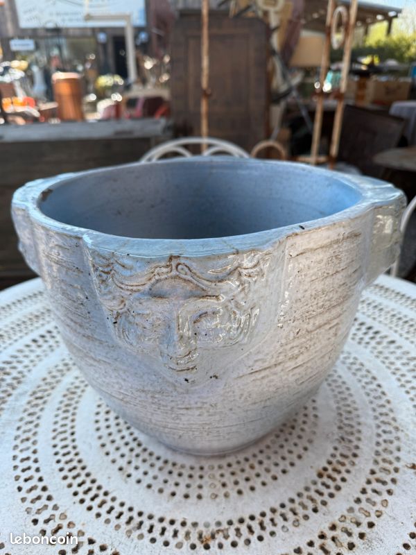 Beau pot / cache pot en poterie émaillé orné de visages