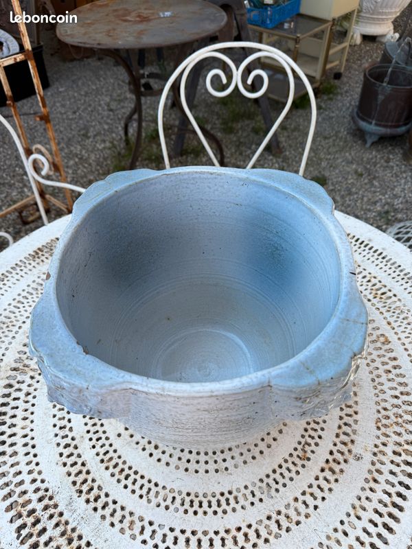 Beau pot / cache pot en poterie émaillé orné de visages