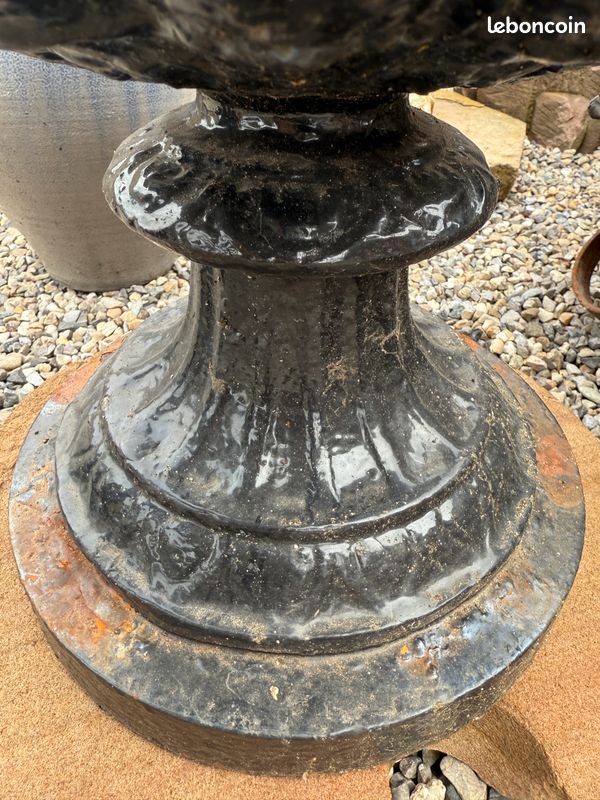 Ancien authentique pot / Vasque / urne Médicis en fonte de style Napoleon III. H 55 cm