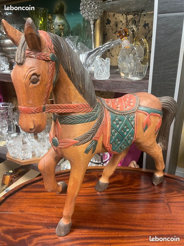 Statue / sculpture d'un cheval polychrome en bois massif