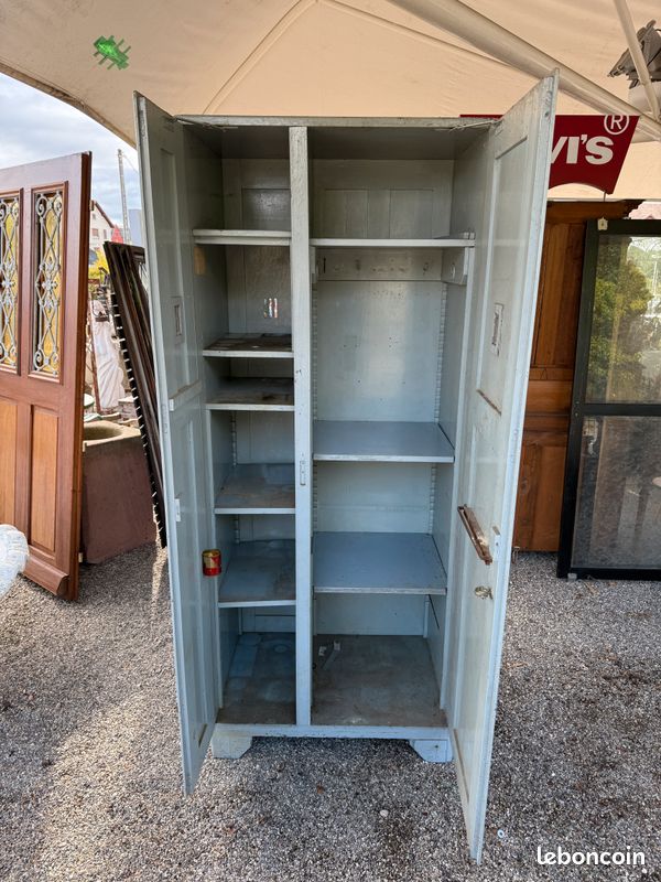 Ancien vestiaire / cassier en bois transformé en armoire de rangement. Art industriel populaire