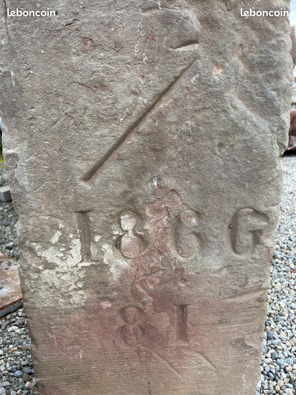 Ancienne borne de ville avec l'armoirie, des initiales et autres sculptées en pierre naturelle