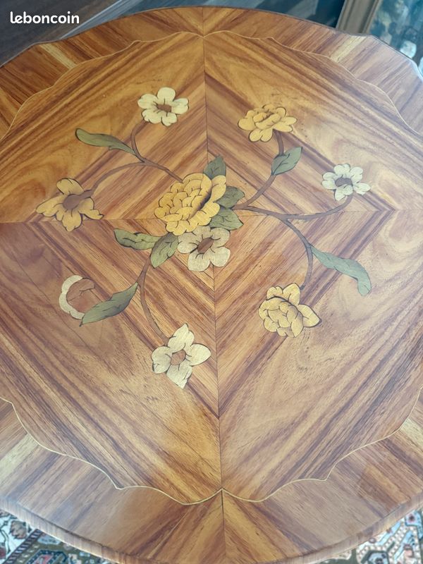 Table d'appoint / guéridon en bois, marqueterie et bronze à décor des fleurs et feuilles