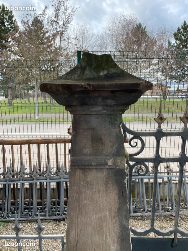 Poteau / Pilier sculptée en pierre naturelle de grés