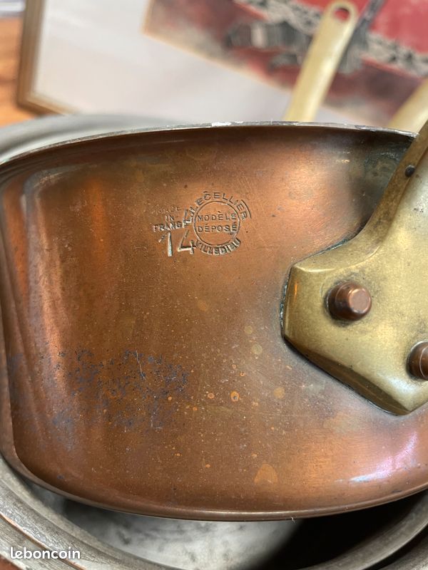 Batterie / Lot de 4 casseroles en cuivre signées L. LE CELLIER à Villedieu