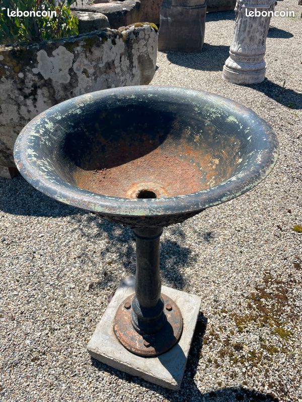 Ancienne fontaine à eau de ville en fonte. Possibilité jardinière / abreuvoir sur pied