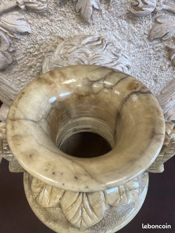 Vase pot en albâtre richement décoré