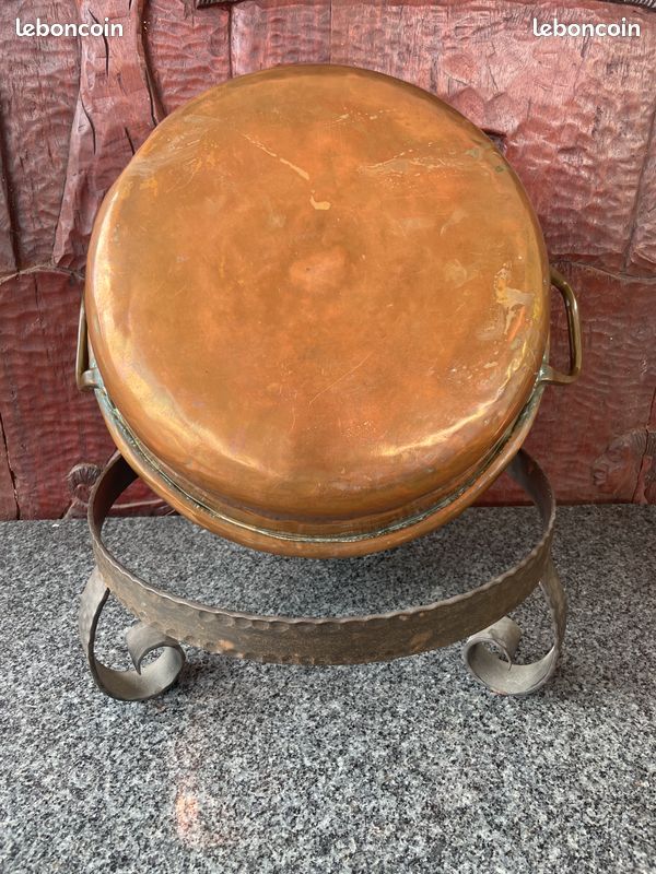 Ancien chaudron / bassine à confiture en cuivre à 2 anses avec son support en fer forgé