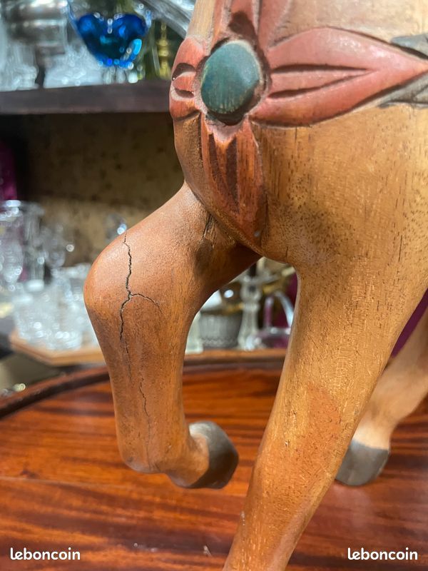 Statue / sculpture d'un cheval polychrome en bois massif