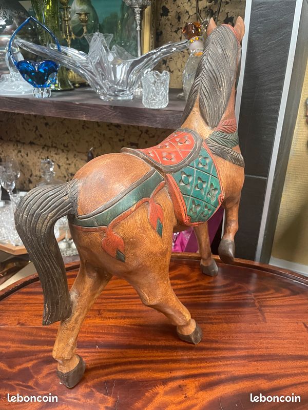 Statue / sculpture d'un cheval polychrome en bois massif