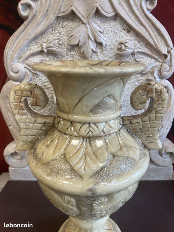 Vase pot en albâtre richement décoré