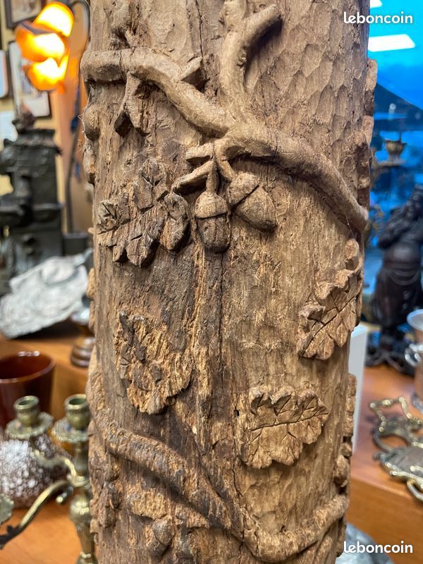 Ancienne colonne en bois sculpté richement décoré