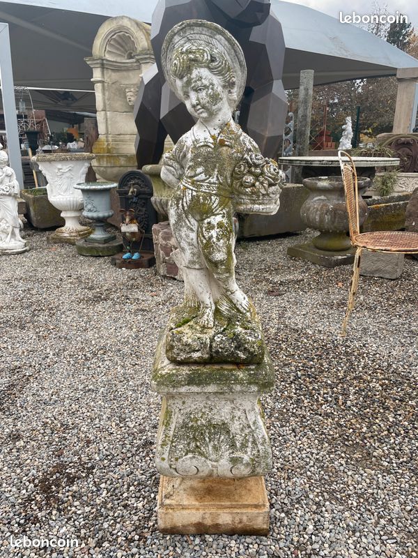 Statue de jardin avec socle en pierre. Chérubin / enfant avec corbeille des fleurs