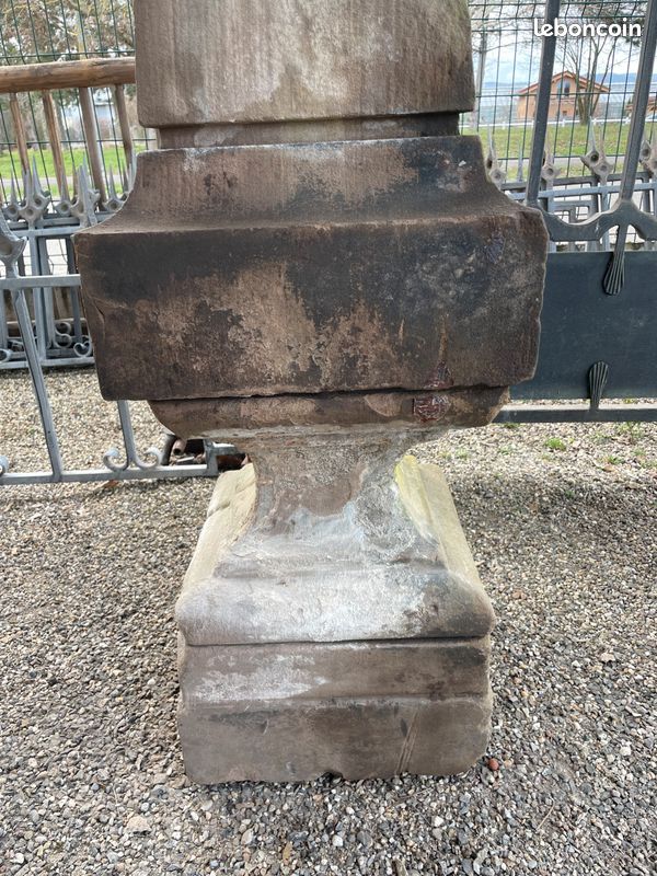 Poteau / Pilier sculptée en pierre naturelle de grés