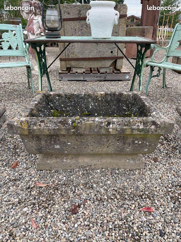 Ancienne jardinière / bac / auge en pierre naturelle finement sculptée