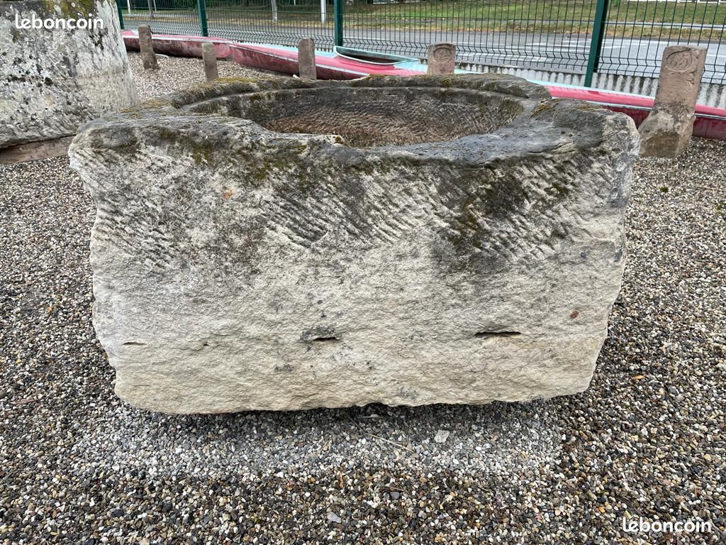 Auge / Abreuvoir carré, intérieur arrondi en grès des Vosges gris ANCIEN