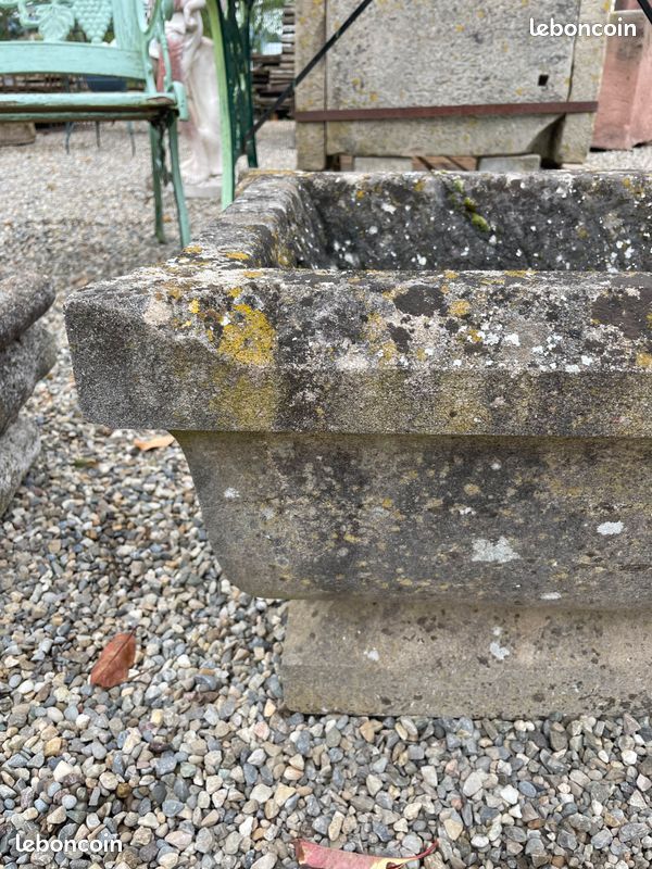 Ancienne jardinière / bac / auge en pierre naturelle finement sculptée