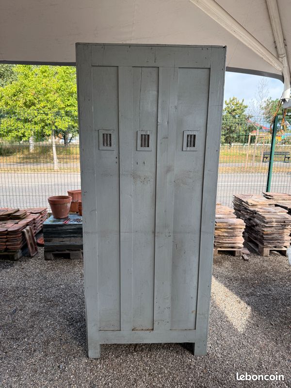Ancien vestiaire / cassier en bois transformé en armoire de rangement. Art industriel populaire