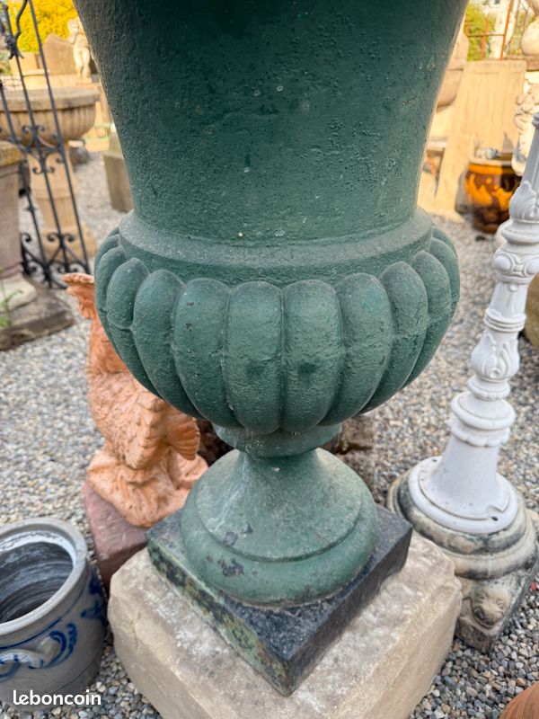 Très ancien grand vase / pot / urne Médicis en fonte XIXéme. Hauteur 85 cm