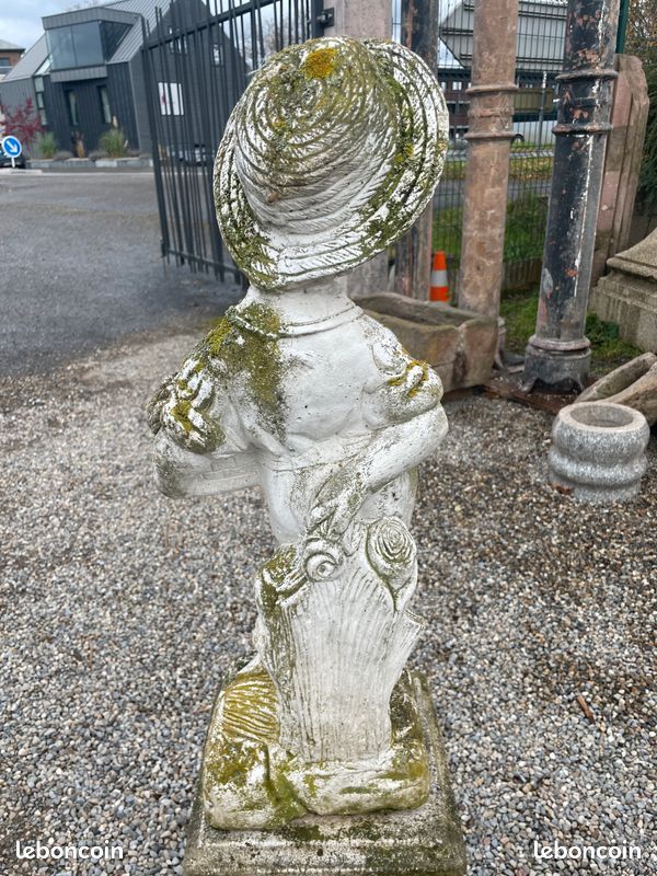 Statue de jardin avec socle en pierre. Chérubin / enfant avec corbeille des fleurs