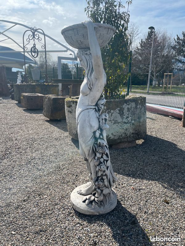 Statue fontaine " FEMME AU BOL " en pierre reconstituée. Centre de bassin