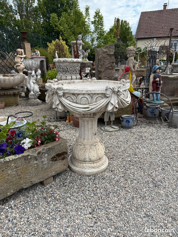 Vasque / coupe sur pied à décor des noeuds et drapées