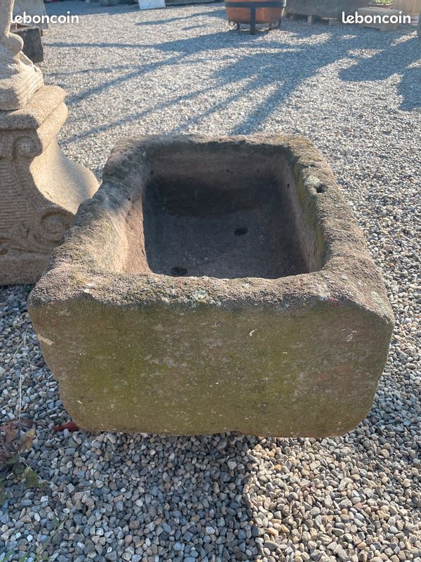 Très belle ancienne auge / Jardinière en pierre naturelle de grés dur