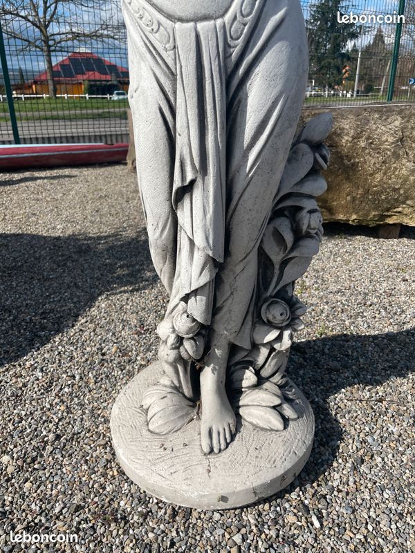 Statue fontaine " FEMME AU BOL " en pierre reconstituée. Centre de bassin