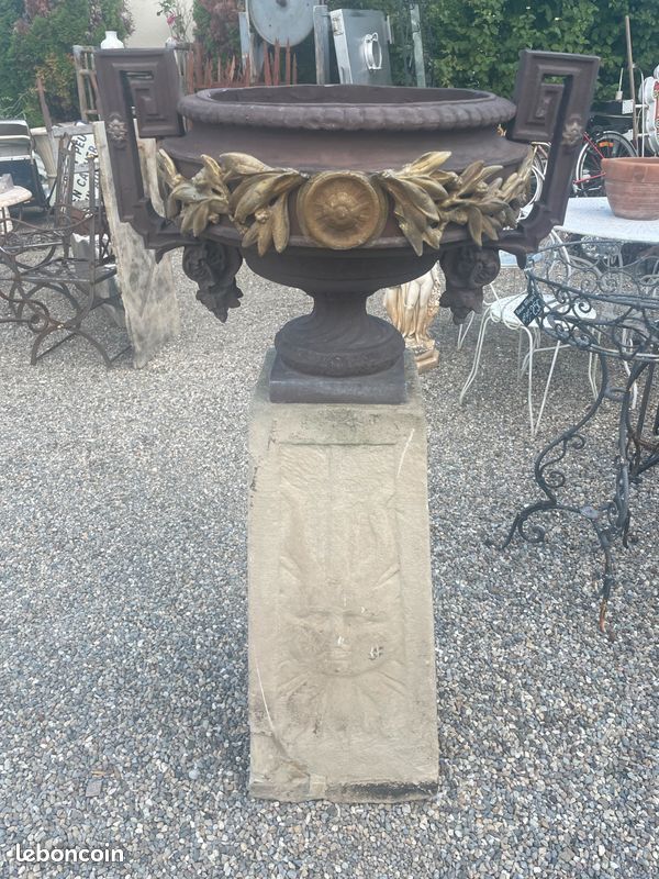Ancienne urne / vase de style Médicis Chambord en terre cuite