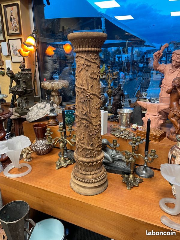 Ancienne colonne en bois sculpté richement décoré